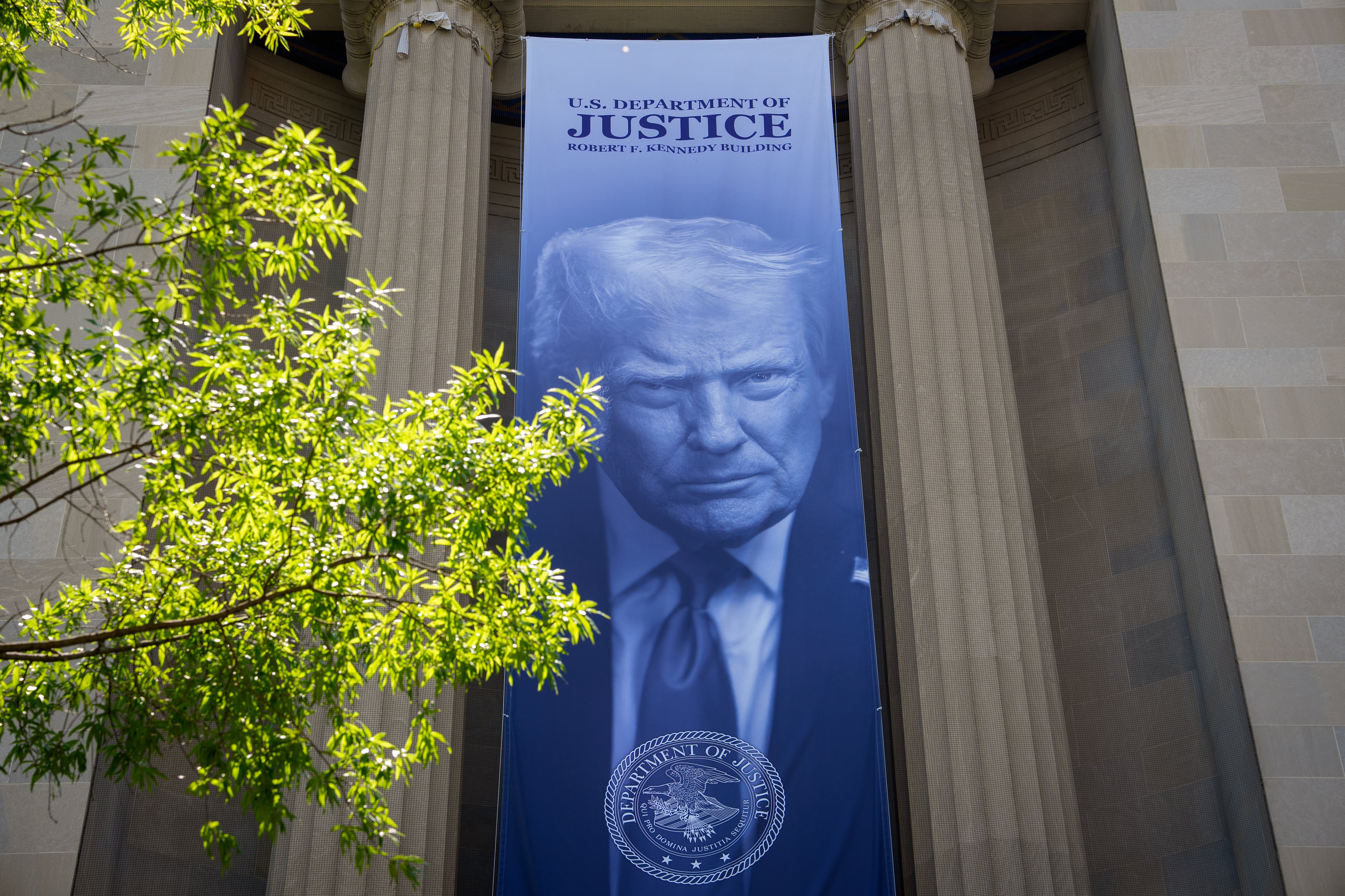 Trump, koji se dugo protivio kaznenim progonima pokrenutim pod Bidenovom administracijom, tvrdio je da će fond od 1,8 milijardi dolara pomoći ljudima za koje tvrdi da ih je 'zlostavljao' njegov prethodnik