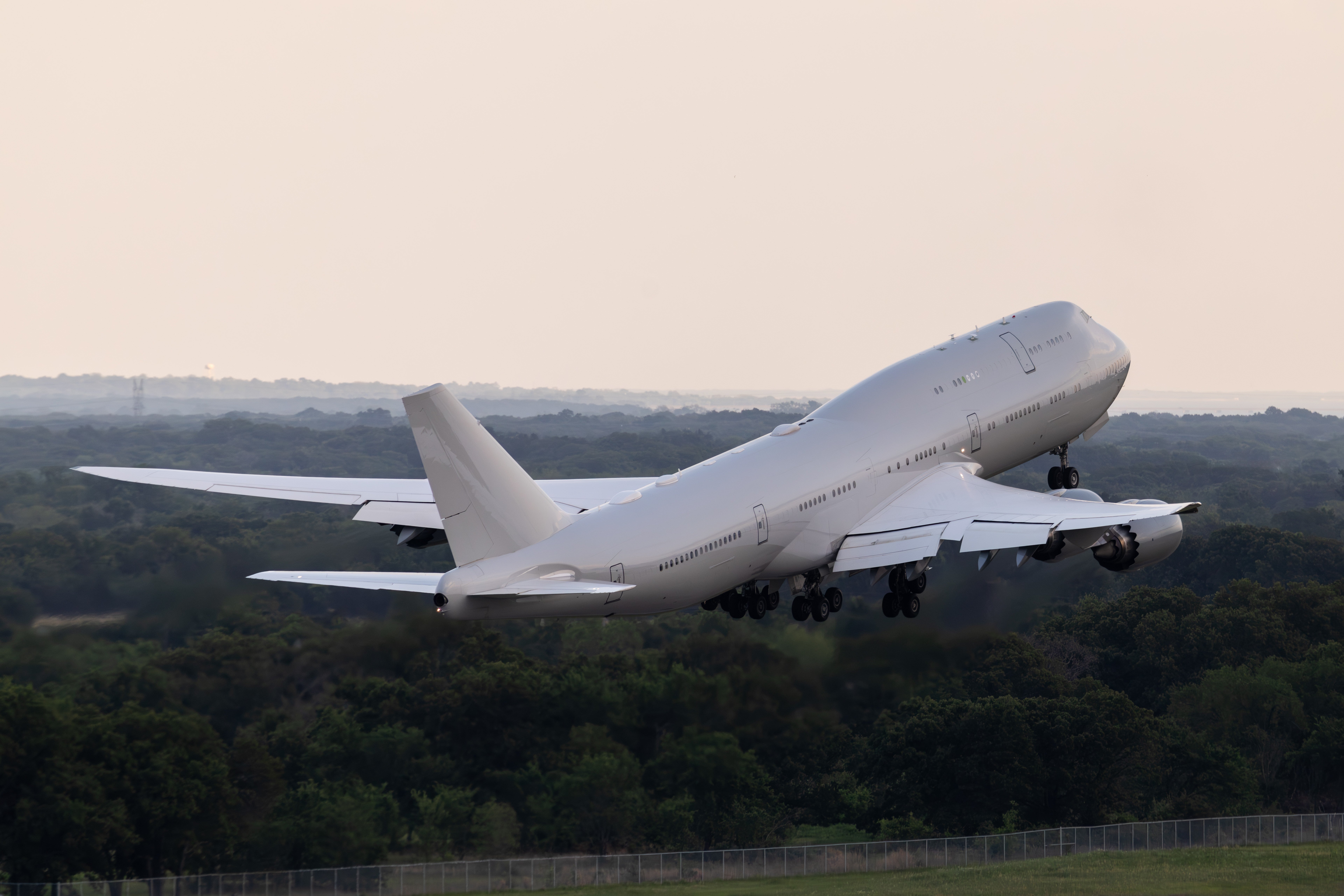 Kontroverzni mlažnjak 747 Qatar darovan SAD-u za korištenje kao novi Air Force One debitirat će ovog ljeta, navodno s crveno-bijelim i plavim dizajnom koji je odabrao predsjednik Trump