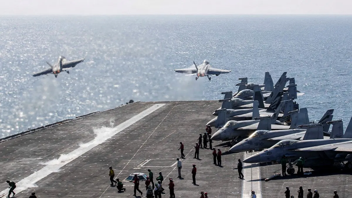 Dva F/A-18 Super Horneta polijeću iz letačke palube USS Abraham Lincoln