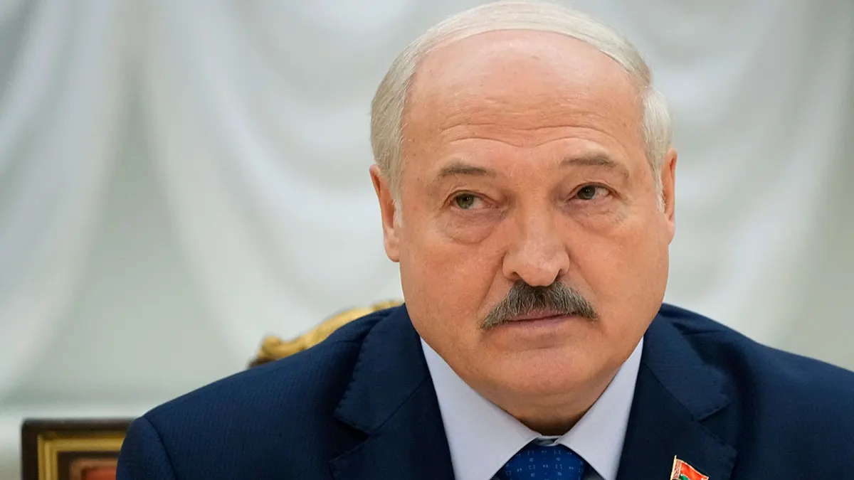 Bjeloruski predsjednik Aleksandar Lukašenko sluša tijekom sastanka sa stranim dopisnicima