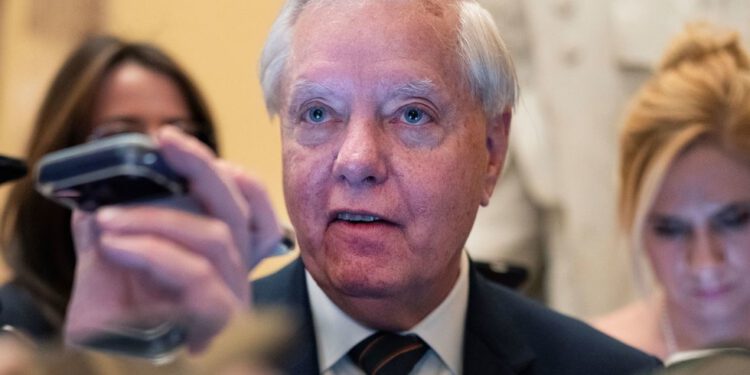 Američki senator pozvao Trumpa da Iran preplavi oružjem — RT World News