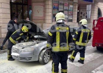 Audi planuo u Ulici Stjepana Radića, građanin odmah uzeo aparat i ugasio vatru