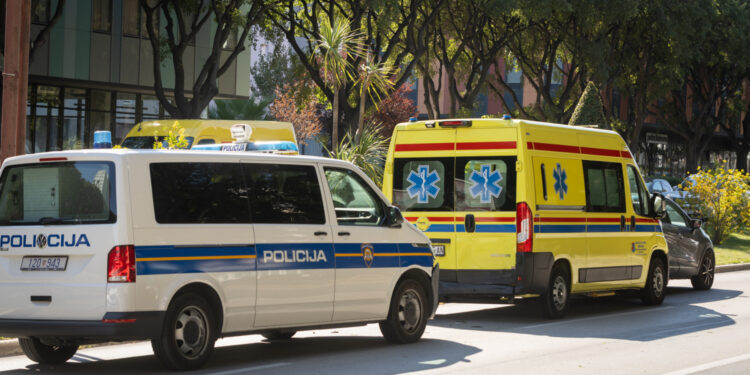 Autobus s učenicima sletio s ceste kod Obrovca, ozlijeđene tri osobe