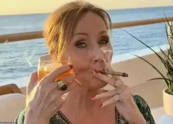 Autorica Harry Pottera zapalila cigaru nakon presude koja je razbjesnila trans aktiviste: ‘Volim kad se plan ostvari’