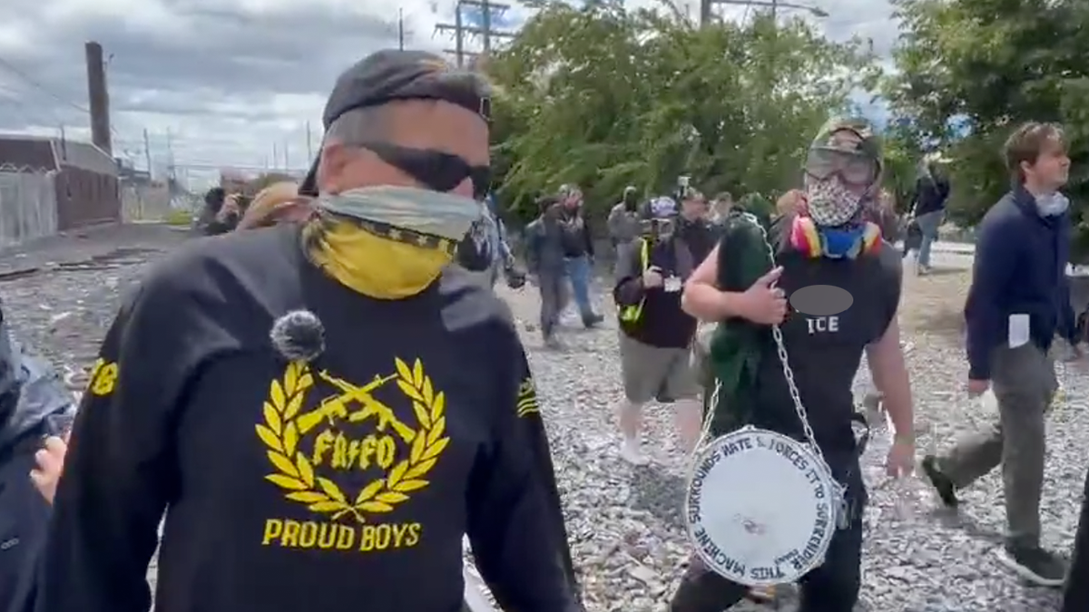 Aktivisti krajnje desnice viđeni su kako se sučeljavaju u subotu s komunistima i socijalistima u centru za pritvor imigranata Delaney Hall u Newarku, New Jersey.