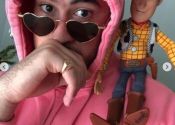 Bad Bunny osigurao je epizodnu ulogu u Priči o igračkama 5 nakon što je redatelj otkrio da se reper igra s lutkama Woodyjem i Buzzom Lightyearom u snimkama tijekom Covida