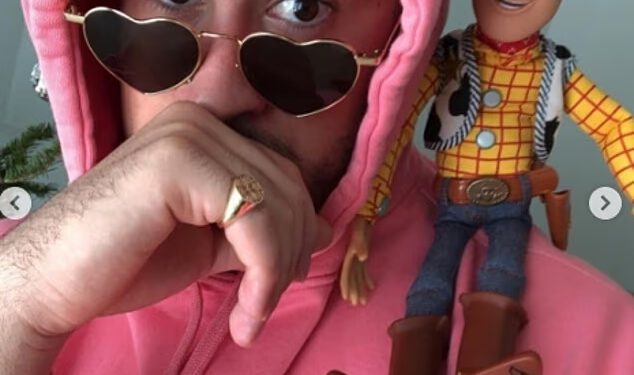 Bad Bunny osigurao je epizodnu ulogu u Priči o igračkama 5 nakon što je redatelj otkrio da se reper igra s lutkama Woodyjem i Buzzom Lightyearom u snimkama tijekom Covida