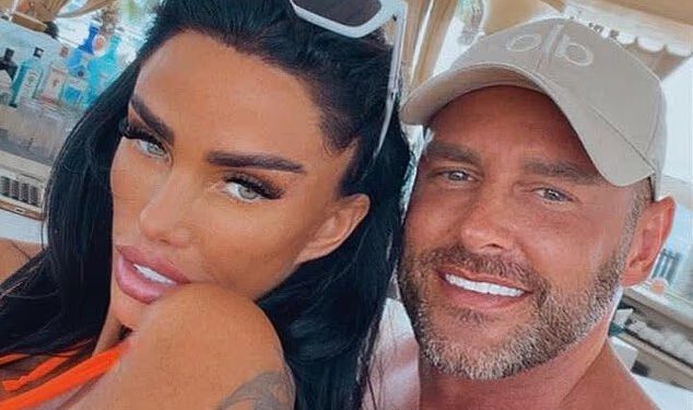 ‘Bajkerica’ Leeja Andrewsa dijeli zagonetnu poruku o ljubavi nakon što je otkriveno da je ‘nestali’ muž Katie Price uhićen u Dubaiju