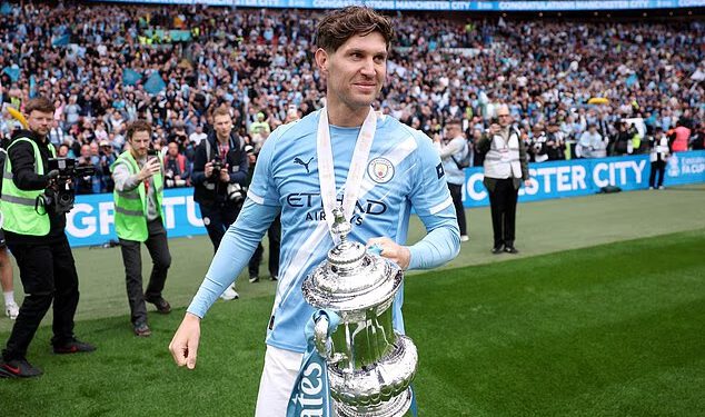 Bayern München razmišlja o šokantnom napadu za Johna Stonesa – u ljetnom potezu koji bi odlazeću zvijezdu Man Cityja povezao sa starim suigračem Vincentom Kompanyjem i Harryjem Kaneom