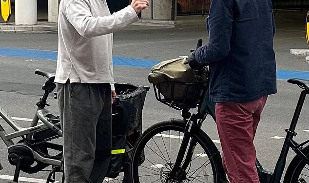 Benedict Cumberbatch svađa se na ulici s biciklistom ‘osvetnikom’ koji je rekao da je preskočio crveno svjetlo na e-biciklu vrijednom £5200