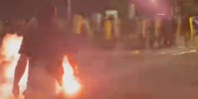 Beogradom odjekuju eksplozije: Žestoki sukobi studenata i policije