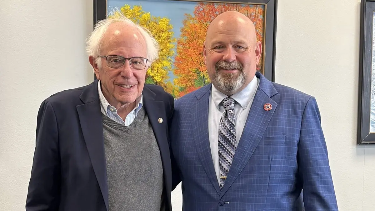 Bernie Sanders i Bob Brooks poziraju za fotografiju