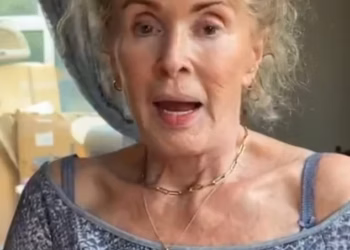 Beverley Callard iz Corrie kaže da su liječnici bili zabrinuti da je trebala započeti radioterapiju ranije nakon njezine dijagnoze raka dojke