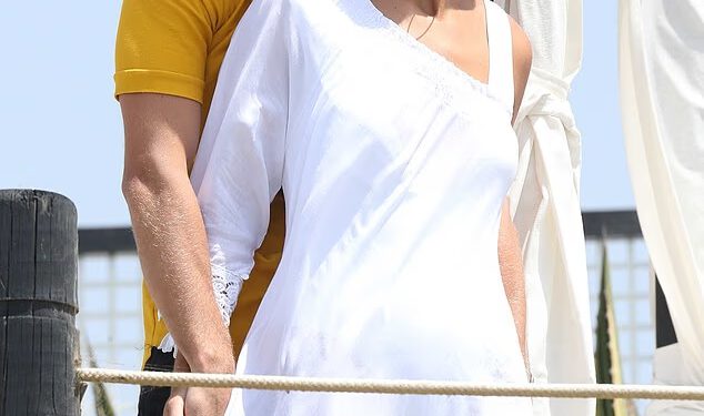 Bivša djevojka zvijezde TOWIE Jakea Halla, Chloe Lewis, voli odati počast ‘žestoko odanoj i voljenoj’ zvijezdi nakon njegove tragične smrti u dobi od 35 godina