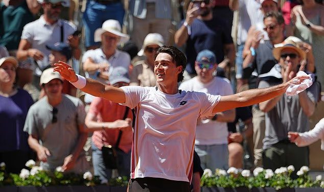 Bivši 1. teniser svijeta Daniil Medvedev vodi ledenu raspravu sa suprugom na terenu dok gubi od australskog borca na French Openu: ‘Moraš se ponašati pristojno’