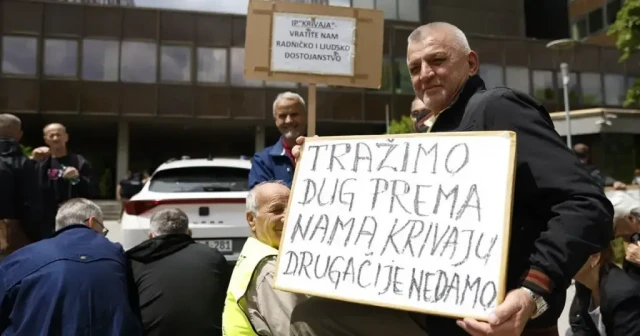 Bivši radnici Krivaje pred zgradom Vlade FBiH