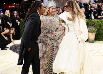 Blue Ivy, 14, ignorira ponovljene zahtjeve dvojice pomoćnika i tate Jay Z-a da skine sunčane naočale tijekom debija na Met Gala dok obožavatelji izjavljuju ‘ona ne odgovara nikome’