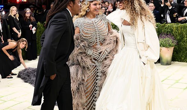 Blue Ivy, 14, ignorira ponovljene zahtjeve dvojice pomoćnika i tate Jay Z-a da skine sunčane naočale tijekom debija na Met Gala dok obožavatelji izjavljuju ‘ona ne odgovara nikome’