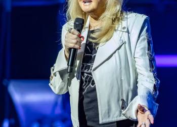 Bonnie Tyler, 74, ‘nalazi se u induciranoj komi nakon što joj se stanje pogoršalo nakon hitne operacije crijeva u Portugalu’