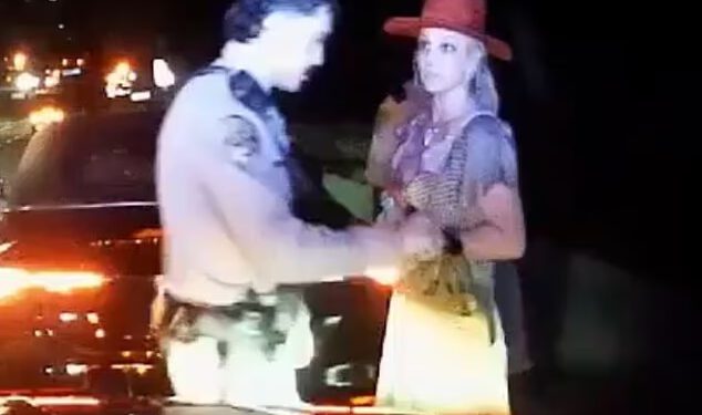 Britney Spears, koja ‘blamaži’ trenutak šoka, uhićena je zbog DUI nakon što je pala na testu trijeznosti