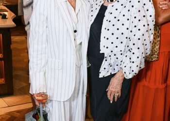 Celia Imrie, 73, i Joan Collins, 93, izgledaju mladoliko dok su izlagale šik na ručku The Casting Directors u Londonu