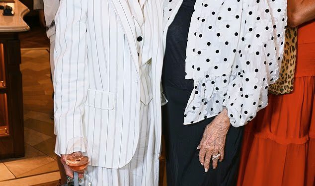 Celia Imrie, 73, i Joan Collins, 93, izgledaju mladoliko dok su izlagale šik na ručku The Casting Directors u Londonu