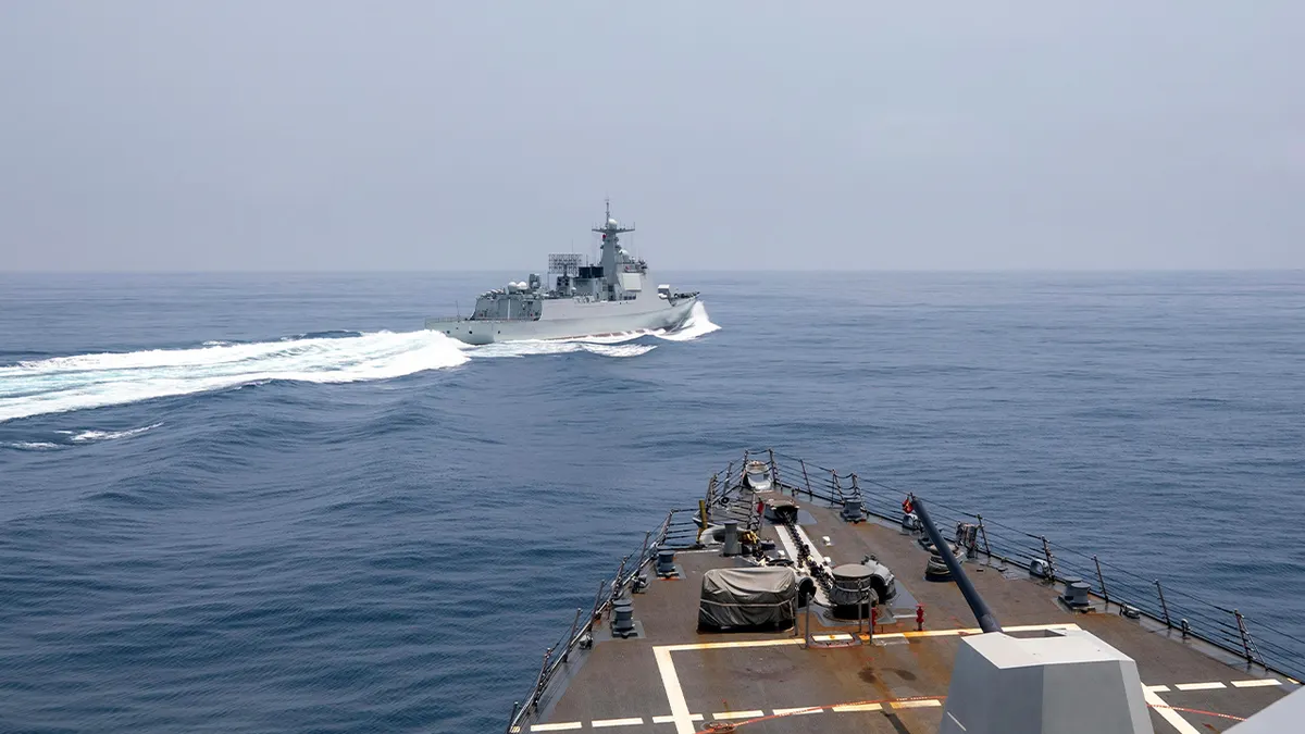 USS Chung-Hoon promatra brod kineske mornarice kako mu prelazi put u Tajvanskom tjesnacu