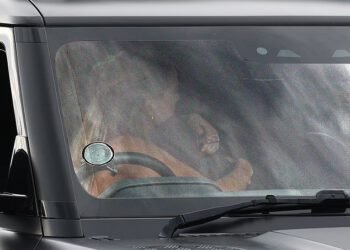 Christine McGuinness viđena je kako sklapa usne s DJ-em Roxxxanom u svom Land Rover Defenderu – samo nekoliko tjedana nakon što su je povezivali s olimpijkom Nicolom Adams