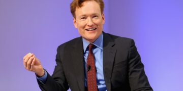 Conan O’Brien govori na dodjeli nagrada na Harvardu dok diplomski studenti protestiraju vani