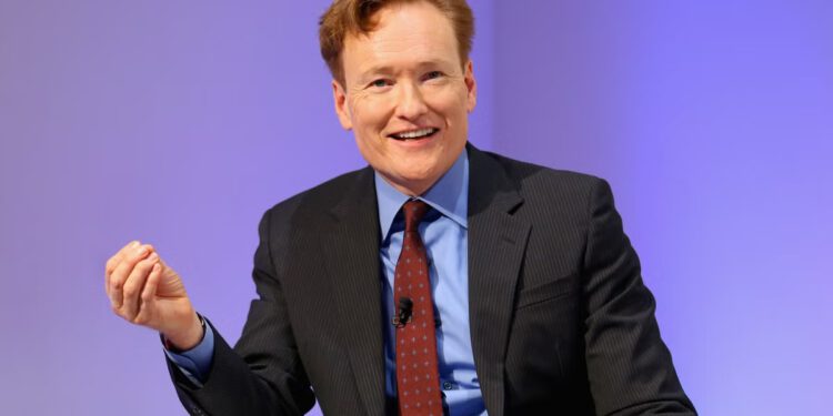 Conan O’Brien govori na dodjeli nagrada na Harvardu dok diplomski studenti protestiraju vani