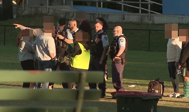 Čovjek je hitno prevezen u bolnicu nakon što je ugrizen za leđa u divljoj nogometnoj tučnjavi u Sydneyu u kojoj je sudjelovalo do 40 ljudi