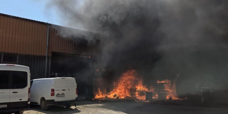 Crni gusti dima iznad Metkovića, gori skladište: Vatrogasci na terenu, nastala značajna materijalna šteta