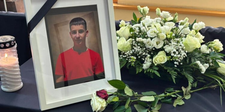 DALMACIJA TUGUJE Potreseni Drnišani pozivaju na mirni prosvjed, a u Primoštenu će biti održan mimohod na tragično preminulog Luku