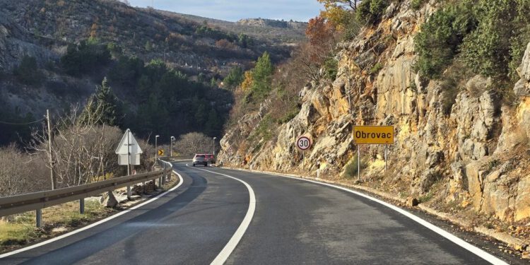 DRAMA NA CESTI PREMA OBROVCU Minibus s učenicima sletio s kolnika, ima i ozlijeđenih!