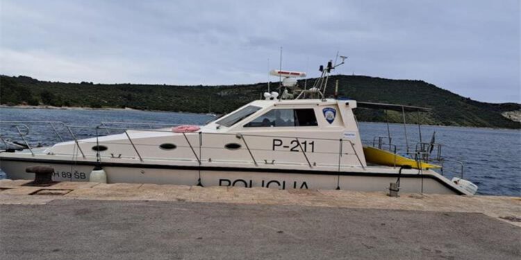 DRAMA NA MORU Kajak mu se prevrnuo na valovima, policija ga pronašla dva kilometra od obale