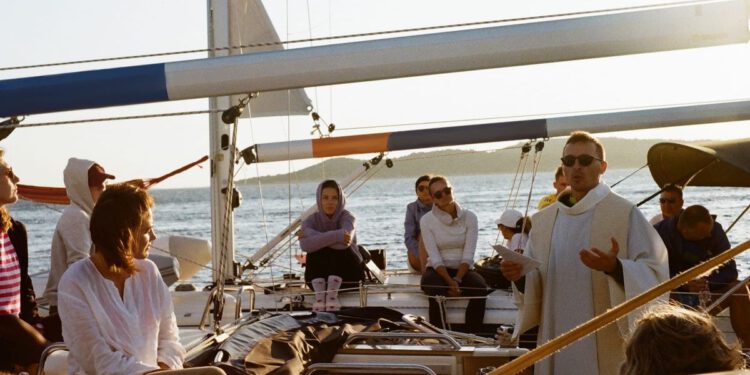 DUHOVNI TURIZAM POD JEDRIMA Isusovac Tvrtko Barun pokreće regatu koja čisti more i hrani dušu
