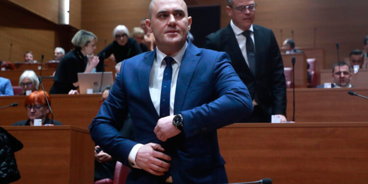 Dabro pozvao Hrvate na dvije minute šutnje u srijedu, pola Sabora skočilo na noge