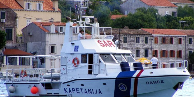 IZVANREDNO STANJE KOD DUBROVNIKA Instruktor zaronio s turistima i nestao, brod 'Danče' i policijski ronioci češljaju podmorje!