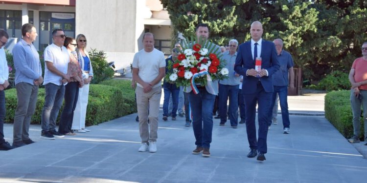 Dan državnosti u Kaštelima obilježen uz počast braniteljima i koncertom grupe Svetinja
