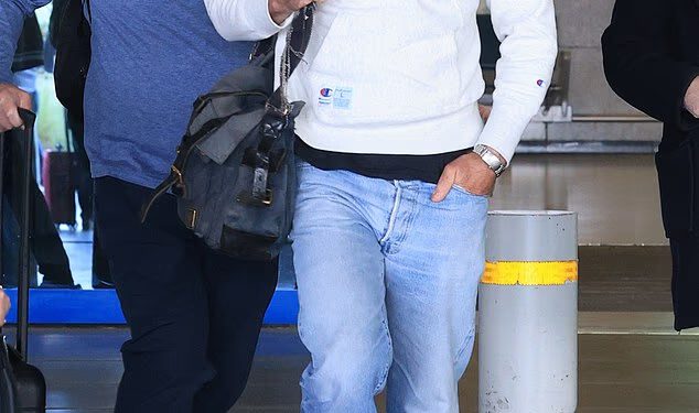 Daniel Craig pokušava se prikriti sa šeširom i sunčanim naočalama dok slijeće u Grčku usred snimanja nove zatvorske drame