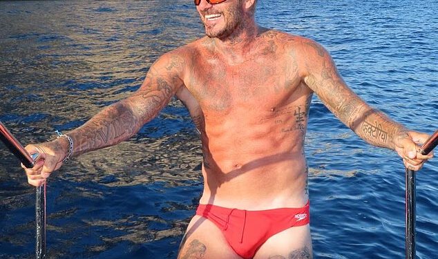 David Beckham, 51, pokazuje svoju isklesanu tjelesnu građu u malim Speedo modelima dok supruga Victoria briše olovke za rođendan i piše ‘Ti si naš svijet, naše sve’