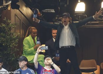 David Beckham smije se divljem slavlju Micka Jaggera dok roker (82) gleda Arsenal u zvjezdanom finalu Lige prvaka sa sinom nalik Deverauxu (9)