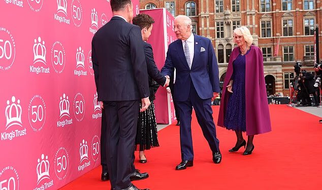 Declan Donnelly uhvaćen je u smiješnoj optičkoj iluziji dok pozdravlja Charlesa i Camillu na crvenom tepihu na gala proslavi 50. godišnjice King’s Trusta