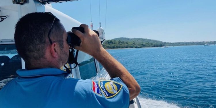 Divljački glisirali preblizu obale u uvali Ždrilca na Hvaru