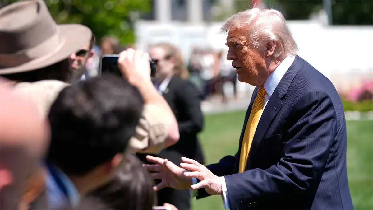 Predsjednik Donald Trump odgovara na pitanja novinara na travnjaku Bijele kuće