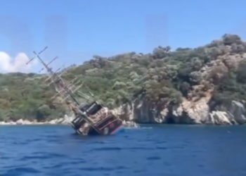 Drama u popularnom ljetovalištu: Potonuo golemi ‘gusarski brod’, turisti skakali u more