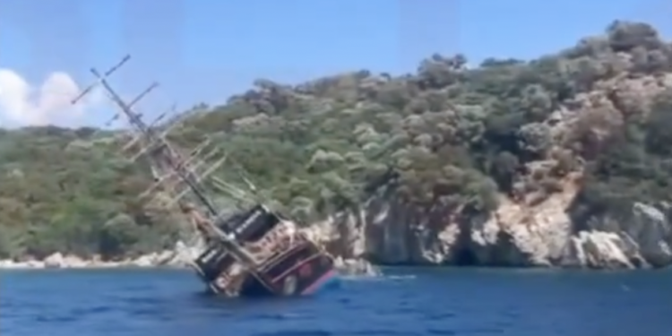 Drama u popularnom ljetovalištu: Potonuo golemi ‘gusarski brod’, turisti skakali u more