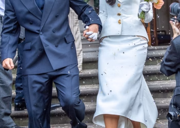 Dua Lipa i Callum Turner su se vjenčali! Pjevačica blista u bijelom suknji za londonsku pravnu ceremoniju uoči njihove trodnevne talijanske ekstravagancije
