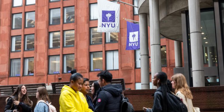 Dužnosnici New Yorka osudili su ‘odvratan čin’ nakon što je zastava sa svastikama podignuta iznad parka Washington Square