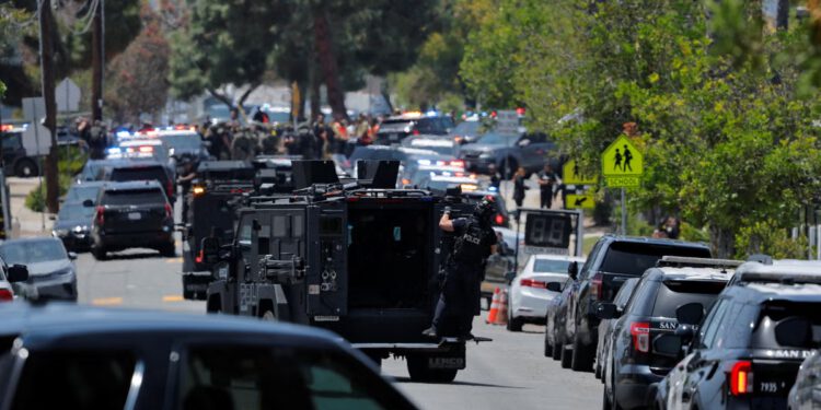 Dva osumnjičena tinejdžera mrtva nakon što su ustrijelili troje odraslih u Islamskom centru u San Diegu